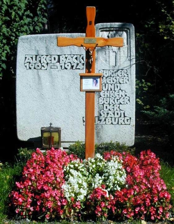 Das Ehrengrab von Alfred Baeck.
