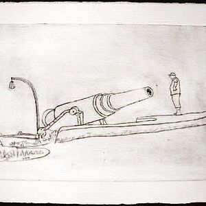 schwarz-weiß Zeichnung einer großen hisorischen Kanone, davor steht ein Mann, dahinter steht eine Art Laterne