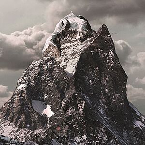 digitale Collage eines schneebedeckten Berges