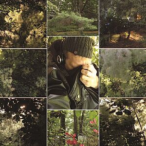 Fotocollage: 8 Fotografien von Ausschnitten von Wäldern umgeben in der Mitte die Fotografie eines Teil eines Mannes mit Kopfhörern der sein Gesincht hinter seiner linken Faust verbirgt.