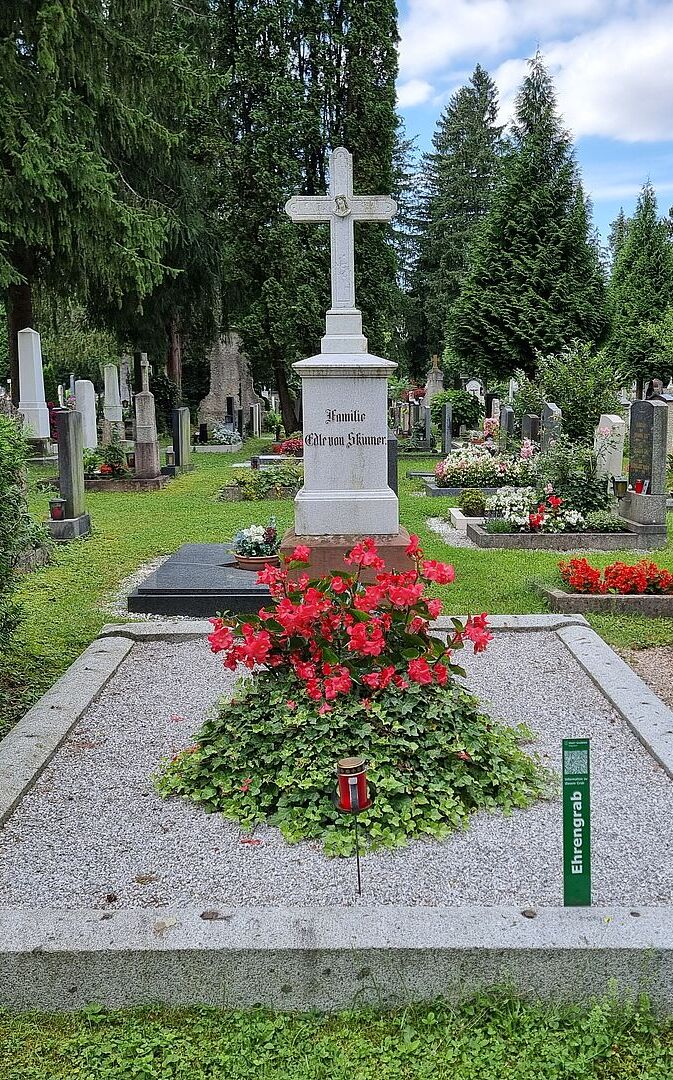 Ehrengrab Edle von Skinner