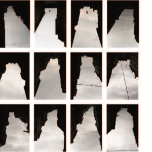 Drei Reihen schwarz-weiß Fotografien von Häuserschluchten mit Blick in den Himmel jeweils fünf in einer Reihe nebeneinander. 
