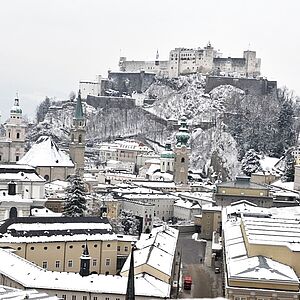 Der schneebedeckte Festungsberg im Winter