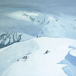 Schneebedeckte Hochgebirgslandschaft in hellen blau-weiß Farben