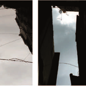 Zwei schwarz-weiß Fotografien von Häuserschluchten mit Blick in den Himmel