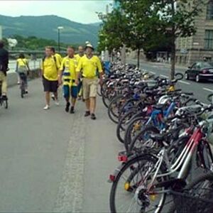 Schwedische Fans gehen am Rudolfskai.