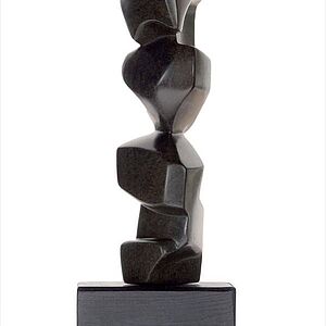 Bild einer schwarzen abstrakte Skulptur auf schwarzem Sockel vor weißem Hintergrund