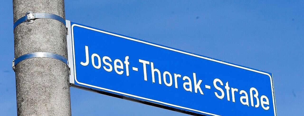 Straßenschild Das Strasssenschild von der Josef-Thorak-Strasse