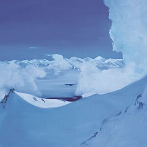 Ein schneebedeckter Berggrat, darüber ein dunkelblauer Himmel mit Wolken in satten blau-weiß Farben