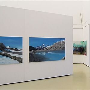 Ansicht einer Weißen Wand mit zwei großen Landschaftsbildern in der Stadtgalerie