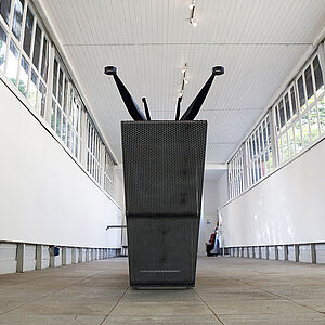 Foto vom Zwergelpavillon innen mit einer Schnecke aus Stahl, Vorderansicht