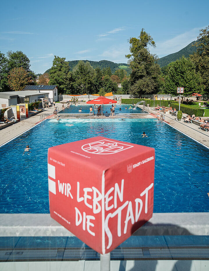Abkühlung bis in den Abend: Die städtischen Freibäder laden auch diese Woche bis 20 Uhr zum Schwimmen, Entspannen und Genießen ein.