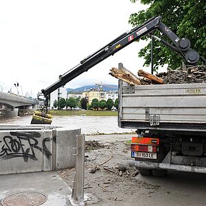 LKW-Einsatz nahe Eisenbahnbrücke.