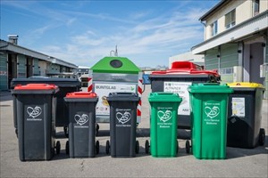 verschiedene Mülltonnen zur Mülltrennung nebeneinander in der Stadt Salzburg