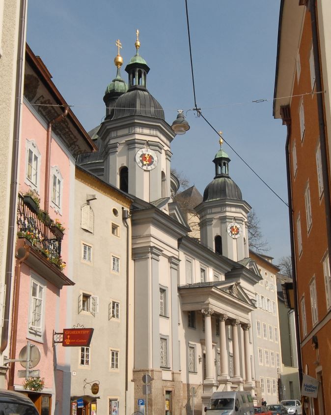 Die Sankt Erhard Kirche im Stadtbild.