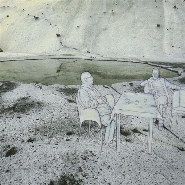 schwarz-graues Bild: Zeichnung zweier Männer an einem Tisch sitzend, als Hintergrundfoto eine Steinlandschaft mit kleinem Teich 