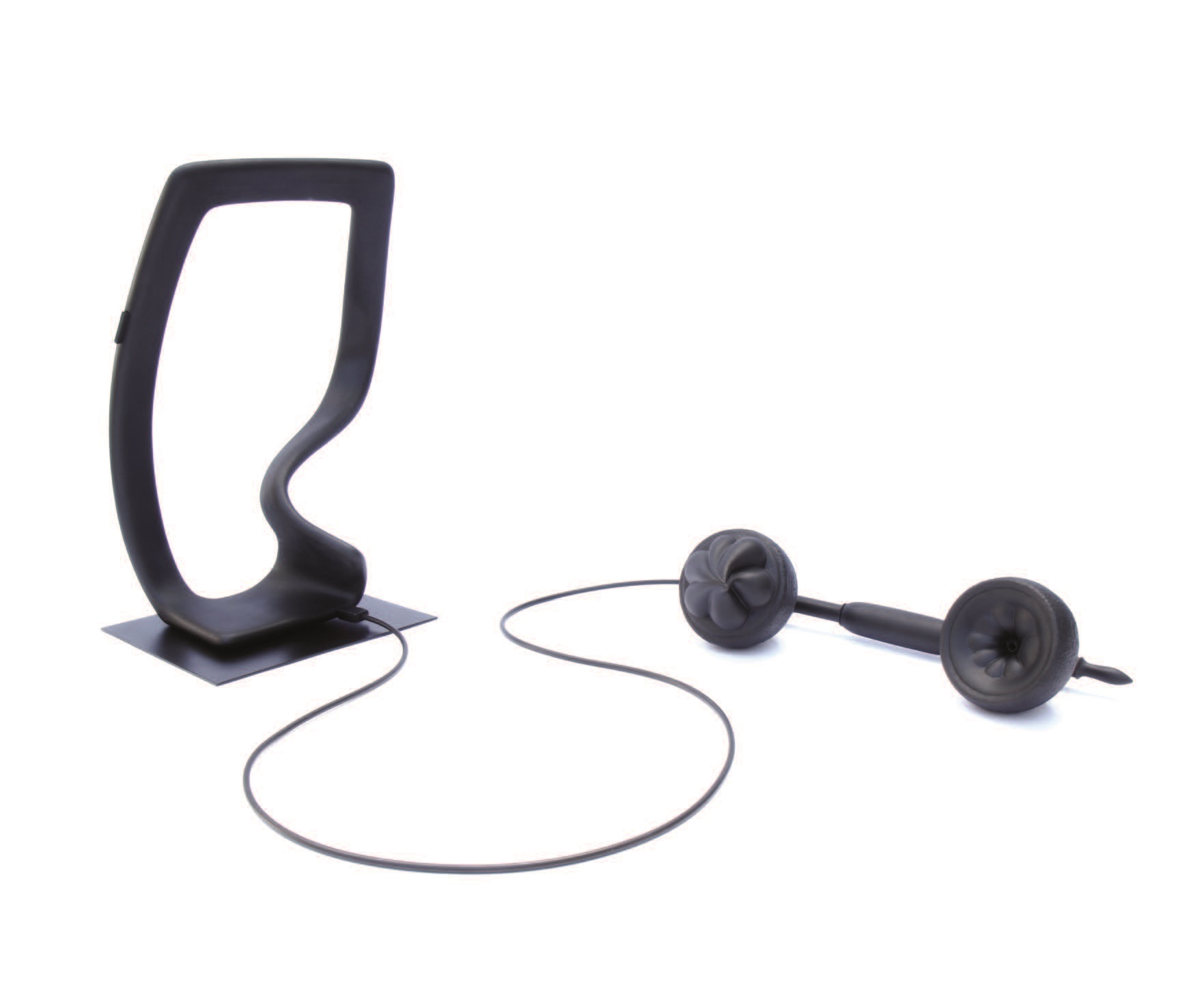 Ein schwarzer Rahmen mit abgerundeten Ecken, der im unteren Drittel der rechten Seite eingedellt ist undvon dessen Unterseite ein Kabel zu einem altmodisch geformten Telefonhörer führtnem 