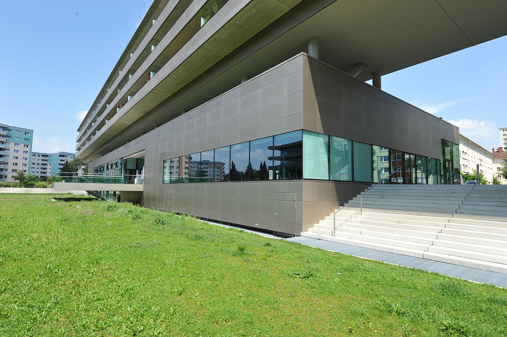 Das Gebäude fotografiert in Richtung Stiegenabgang zur Grünfläche