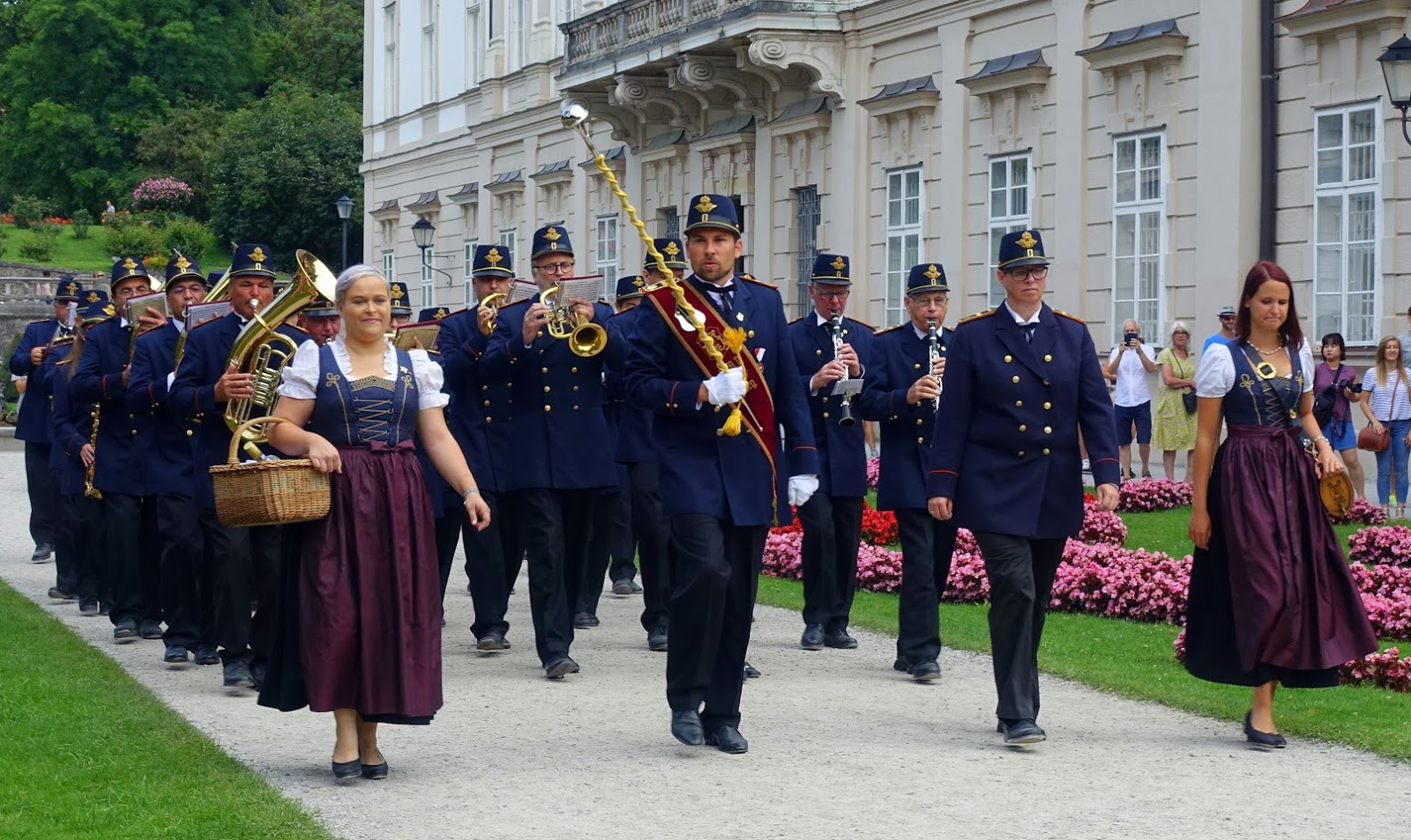 Großes Blasorchester des Eisenbahner Musikvereins Salzburg beim Aufmarsch am Promenadenkonzert am 29.7.201 