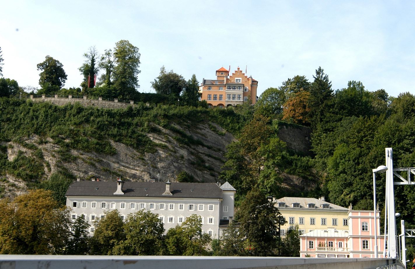 Aussicht auf das Schloss am Mönchsstein welches umgeben von Bäumen ist