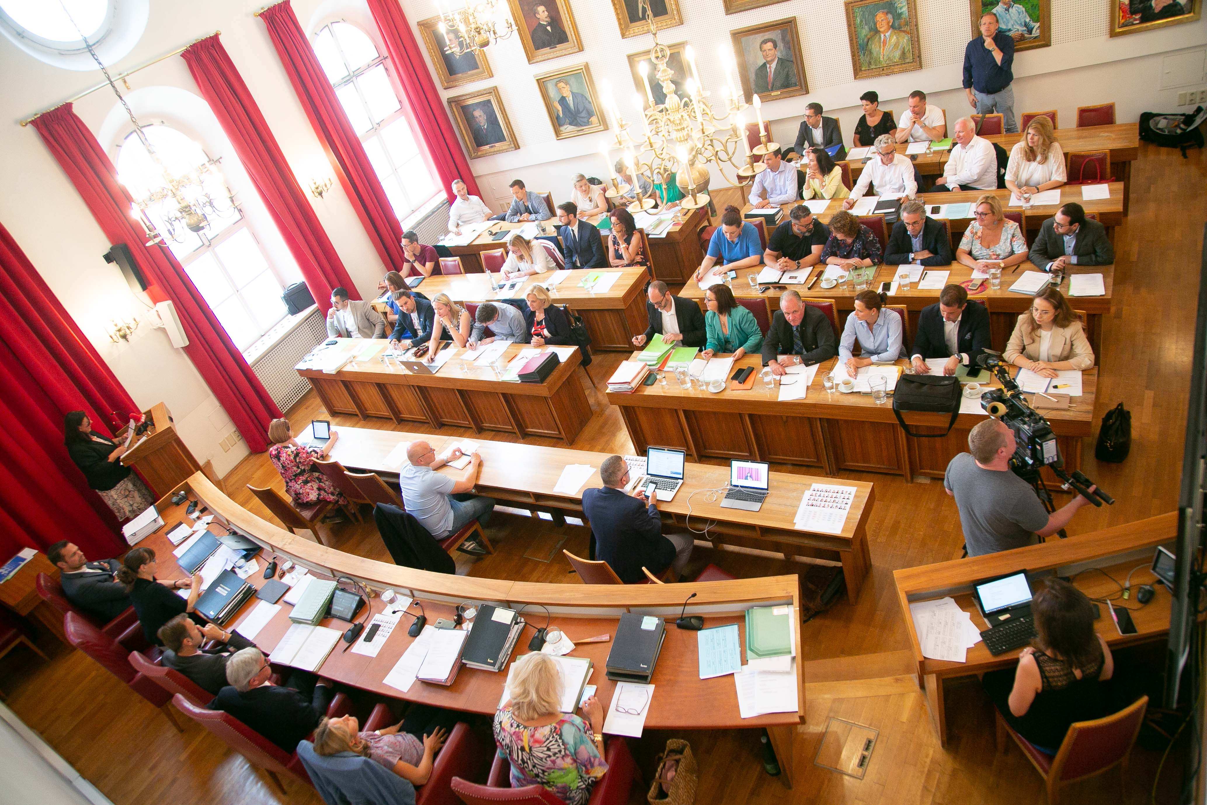 Erste reguläre Sitzung im Rathaus: Erste reguläre Sitzung im Rathaus: