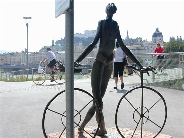Skulptur mit einer Person mit Rad.