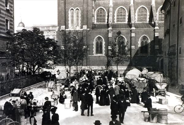 Schwarz-Weiss Aufnahme des Marktgeschens am Schrannenmarkt um 1906.