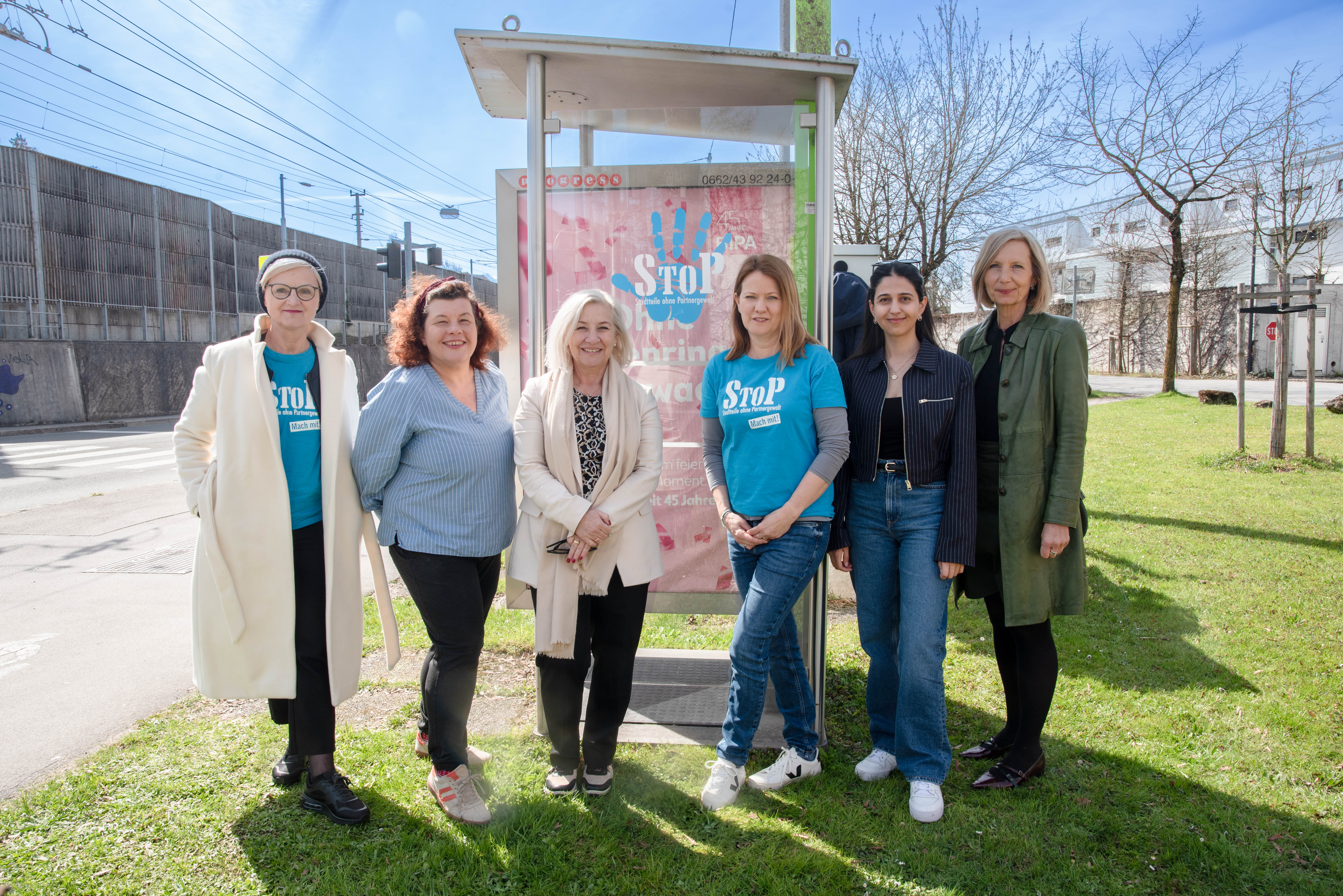 „StoP“-Aufkleber an einer Telefonzelle „StoP“-Aufkleber an einer Telefonzelle