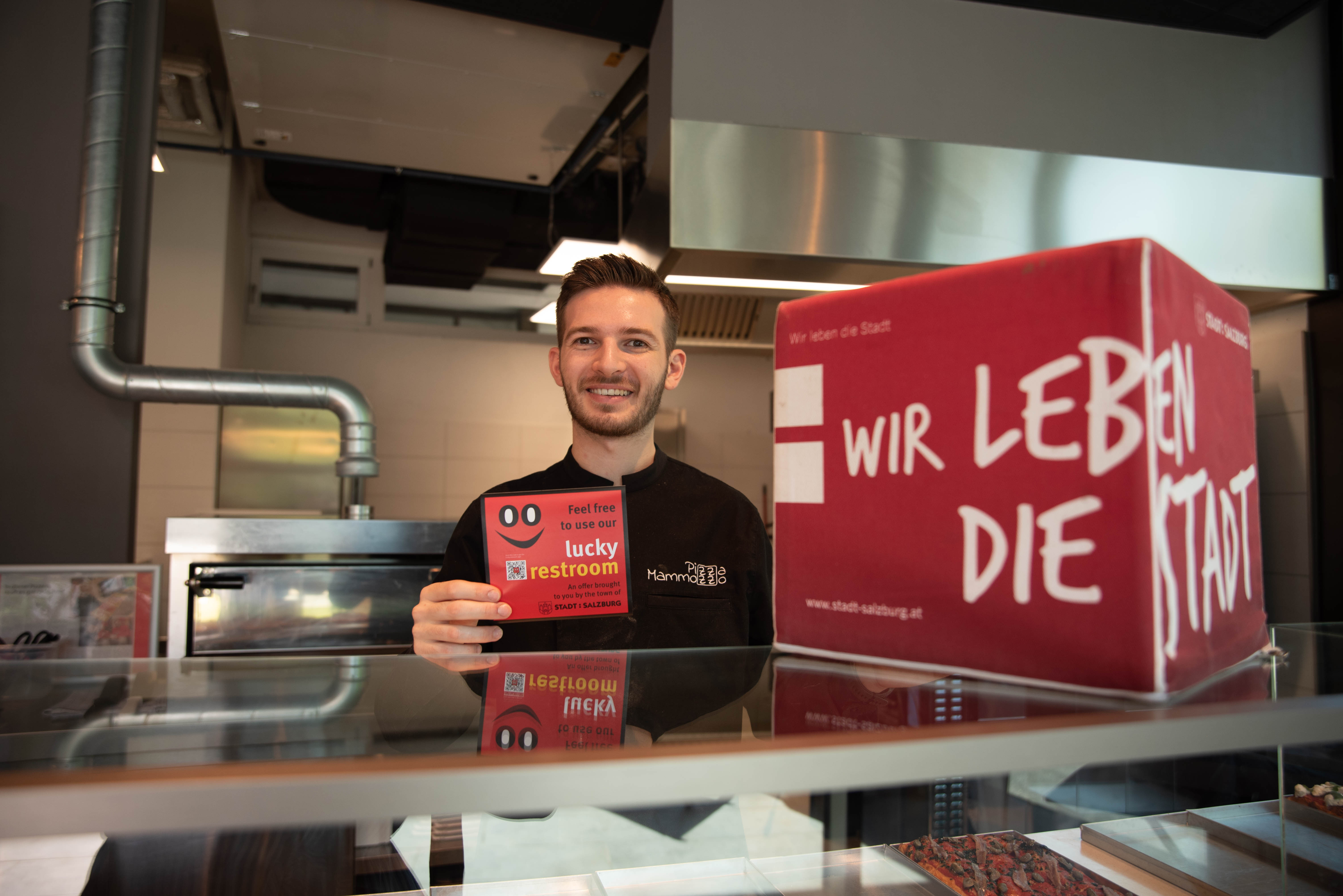 Pizzabäcker Matteo Minici nimmt mit seinem Betrieb am Projekt "Nette Toilette" teil