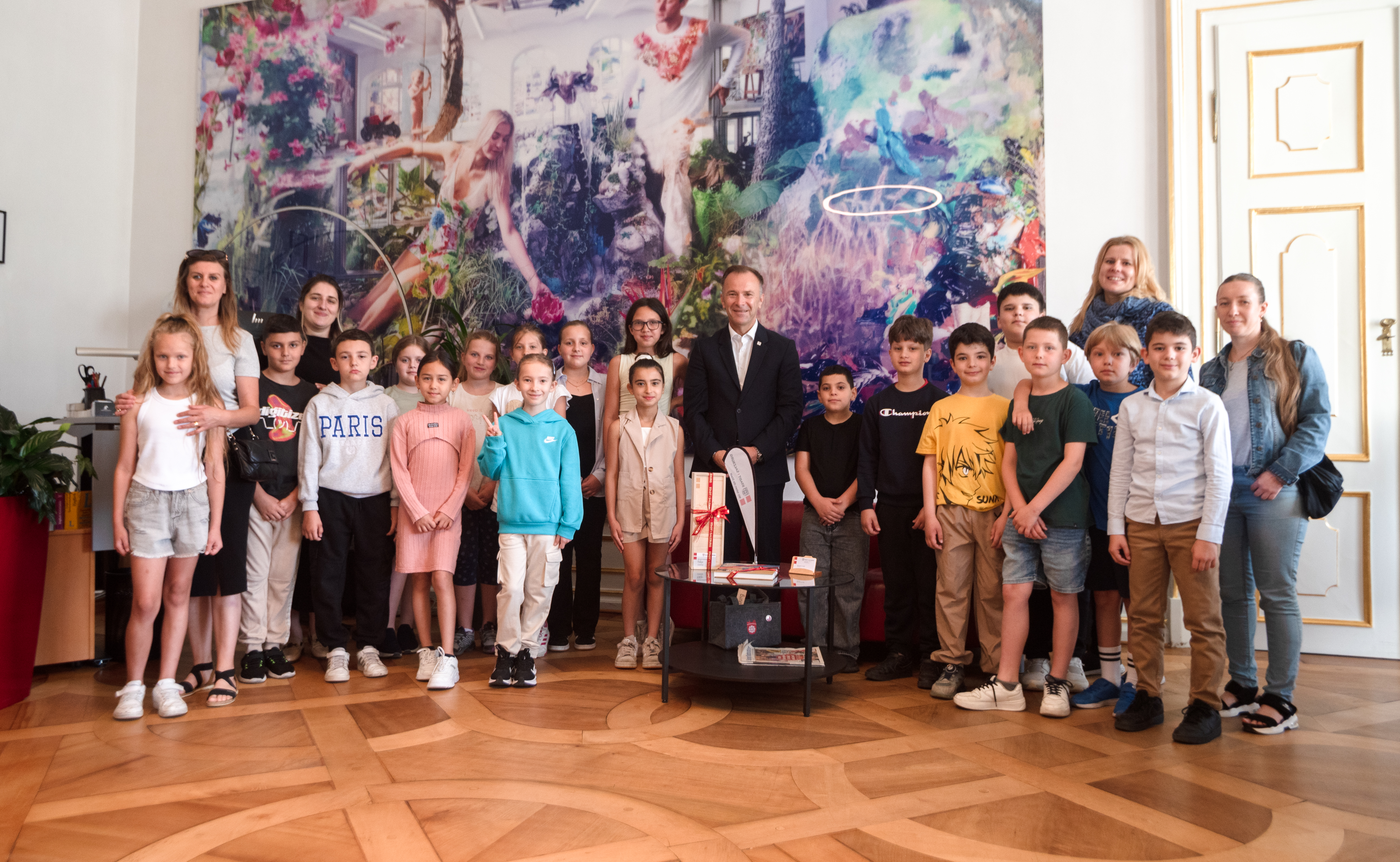 3C-Klasse der Volksschule Campus Mirabell im Bürgermeisterbüro
