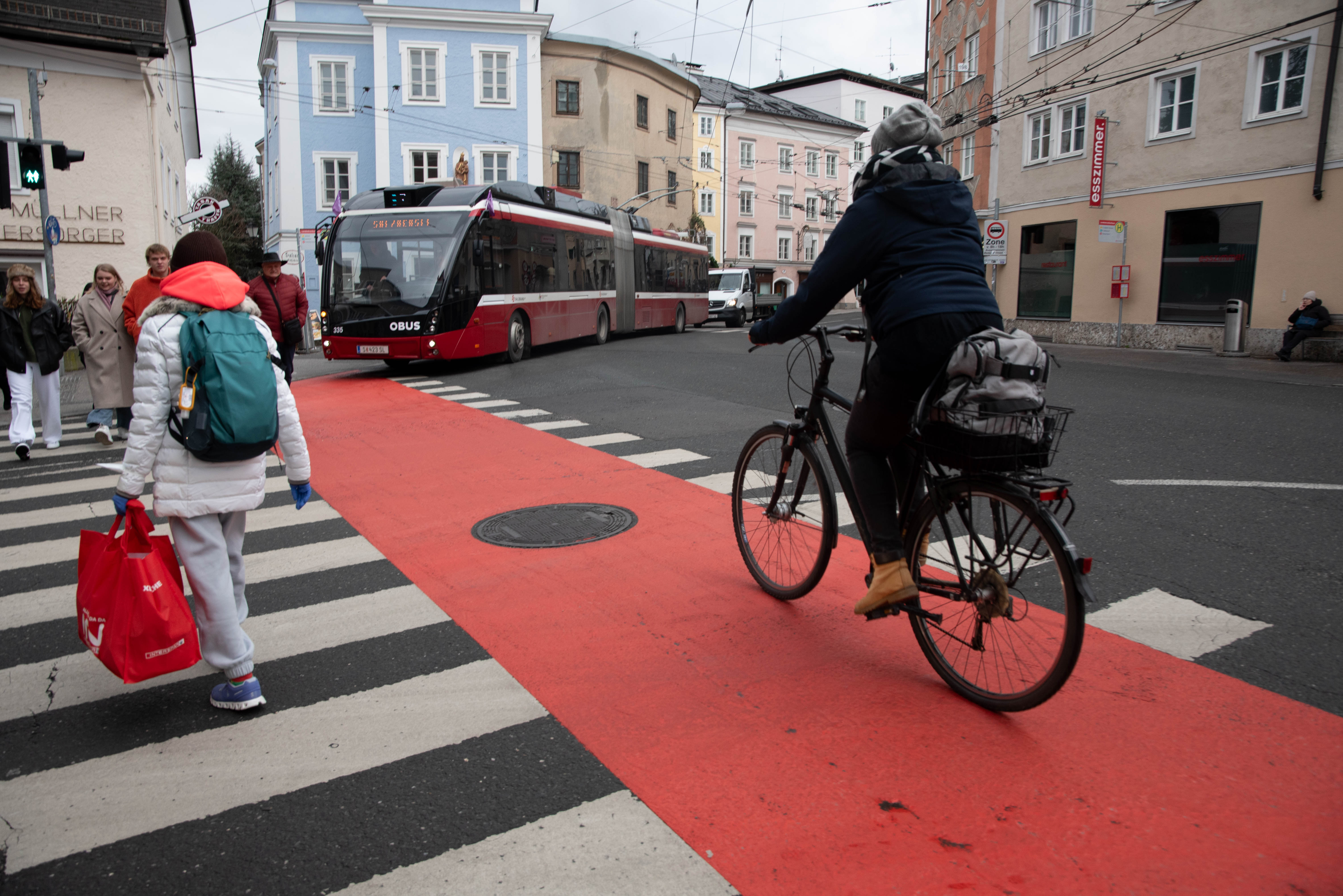 Rote Markierungen für mehr Sicherheit