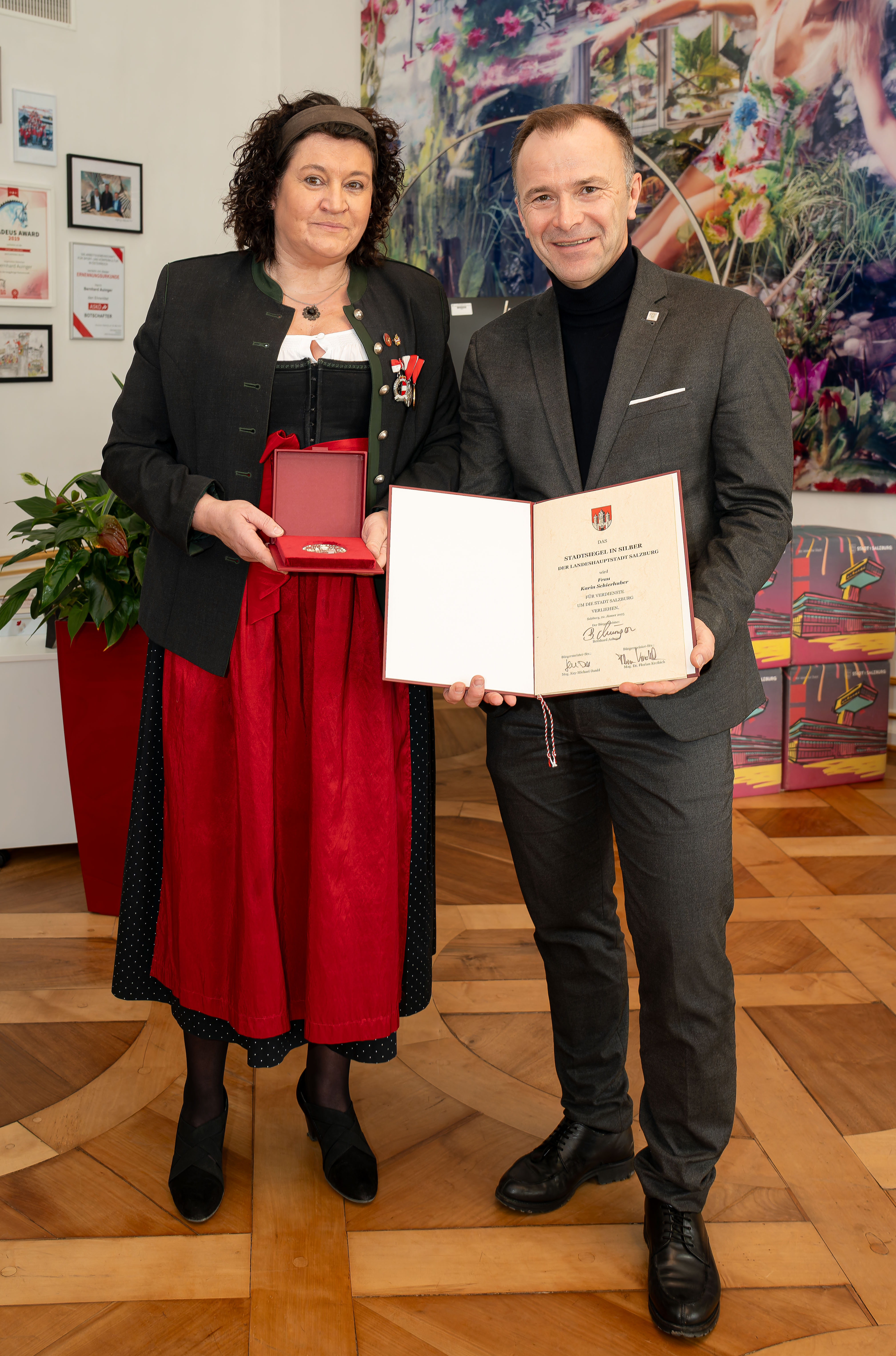 Karin Schierhuber und Bürgermeister Bernhard Auinger mit Stadtsiegel in Silber