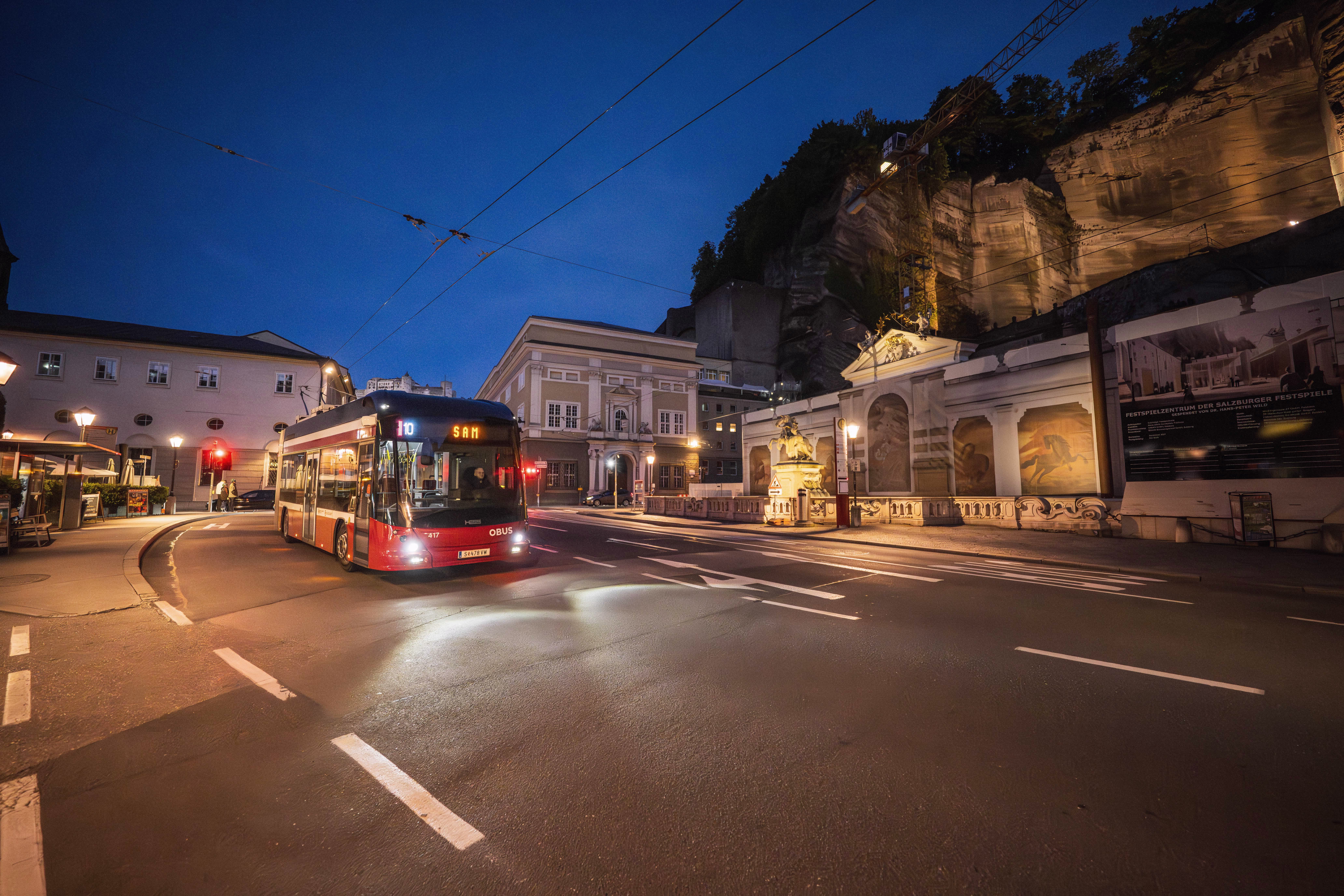Verdichtete Takte, Gratis-ÖV und neue Linienstruktur für eine stressfreie Adventzeit. OBus beim Hanuschplatz