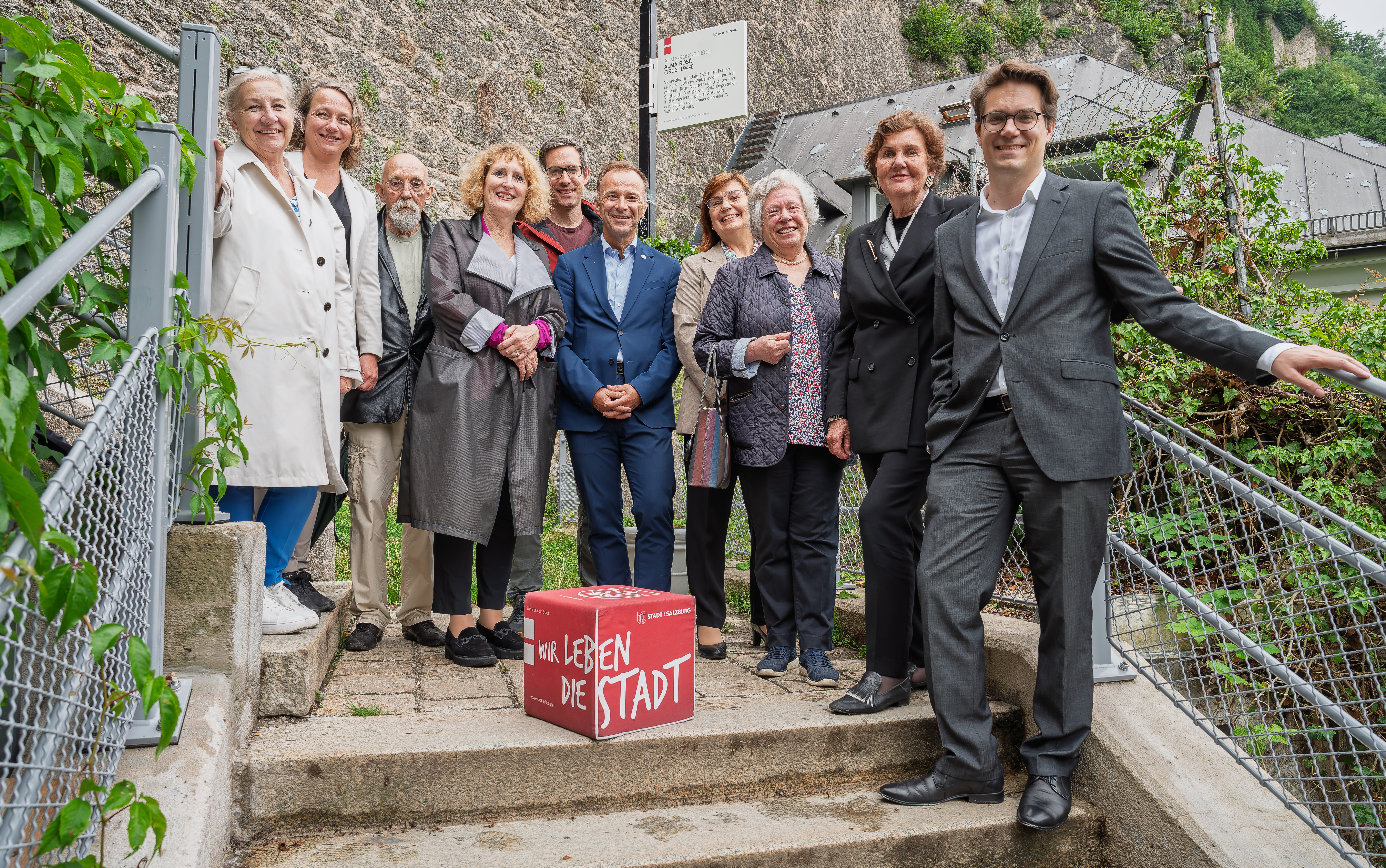 Prominente Gäste mit Stadtpolitikern vor Namensschild