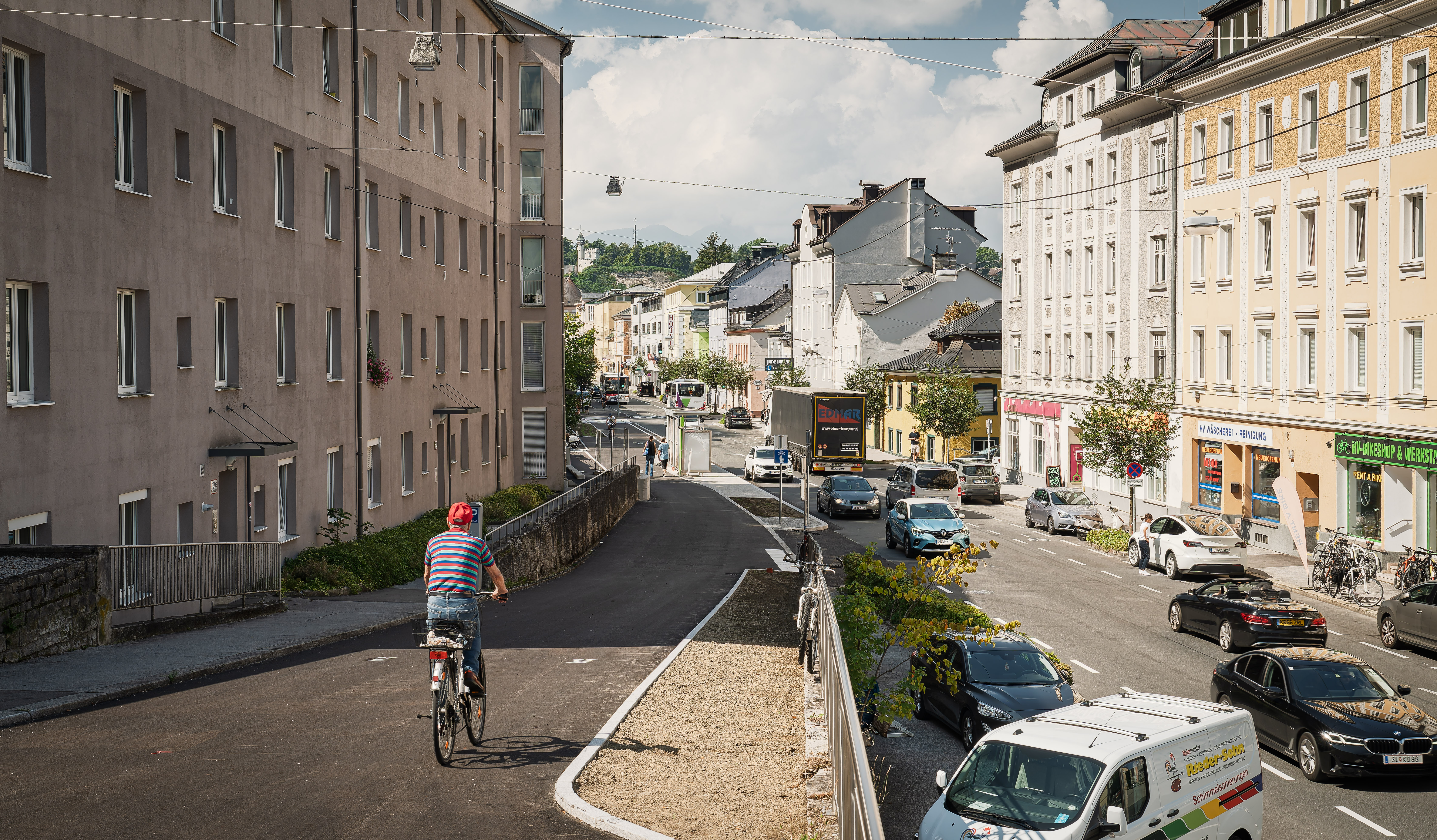 Baulich getrennte Radwege schaffen mehr Sicherheit für Radfahrer:innen