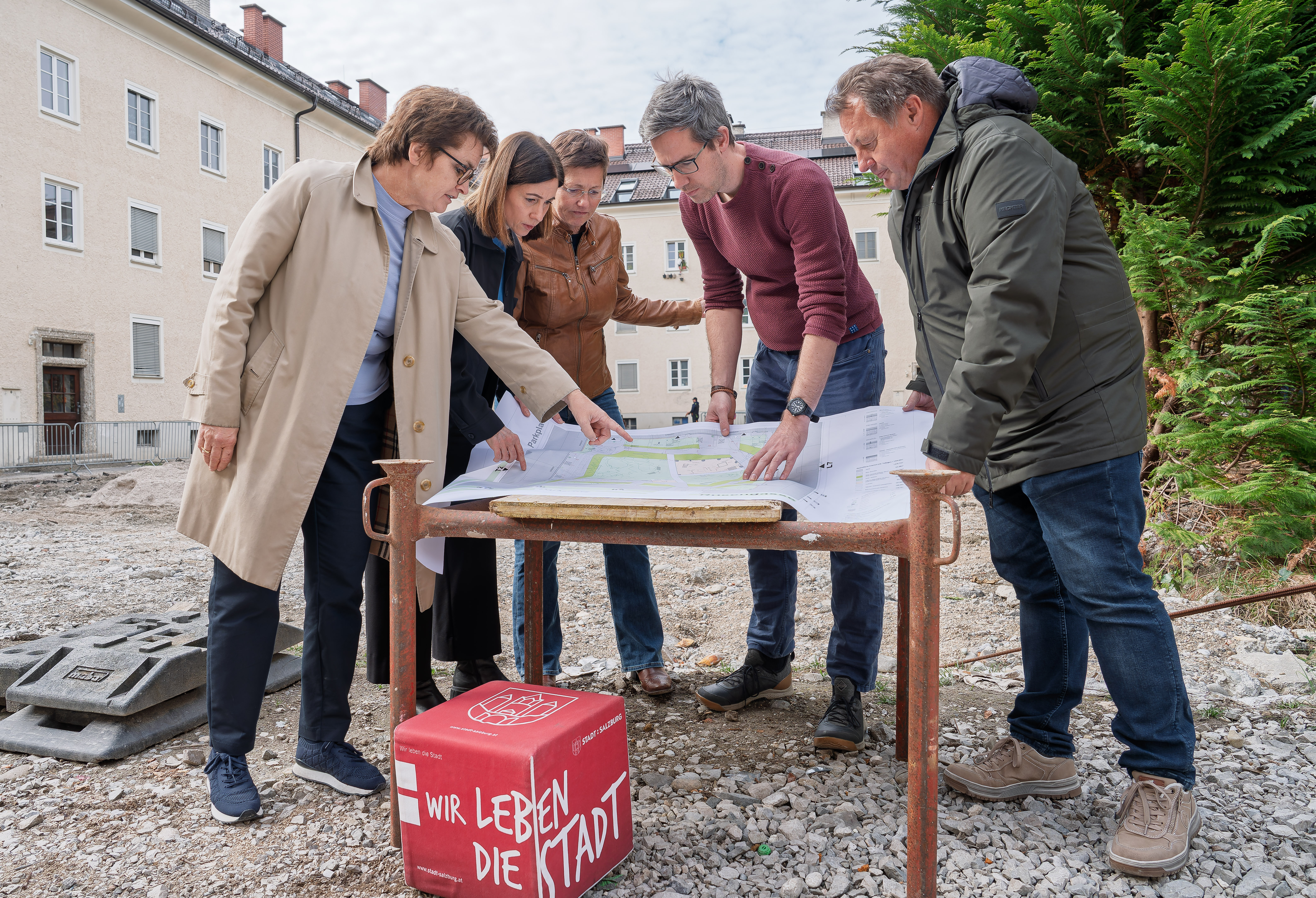 Es wurde viel geplant: Überdachte Fahrradparkplätze, Wäsche-Spinnen, ein neuer Spielplatz, Sportgeräte und Tischgruppen mit Bänken und Hängematten