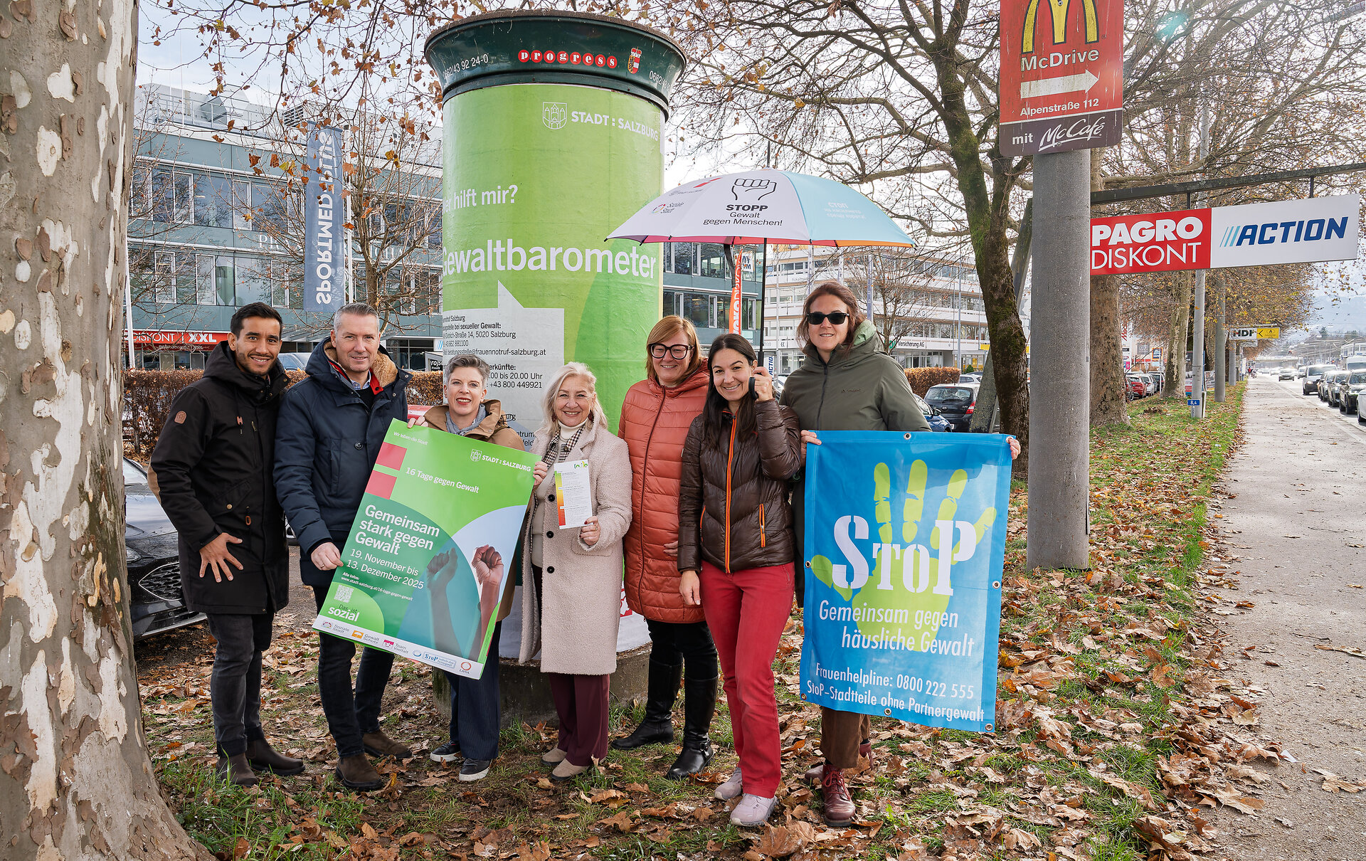 Eine der vier Litfasssäulen mit Gewaltbarometer
