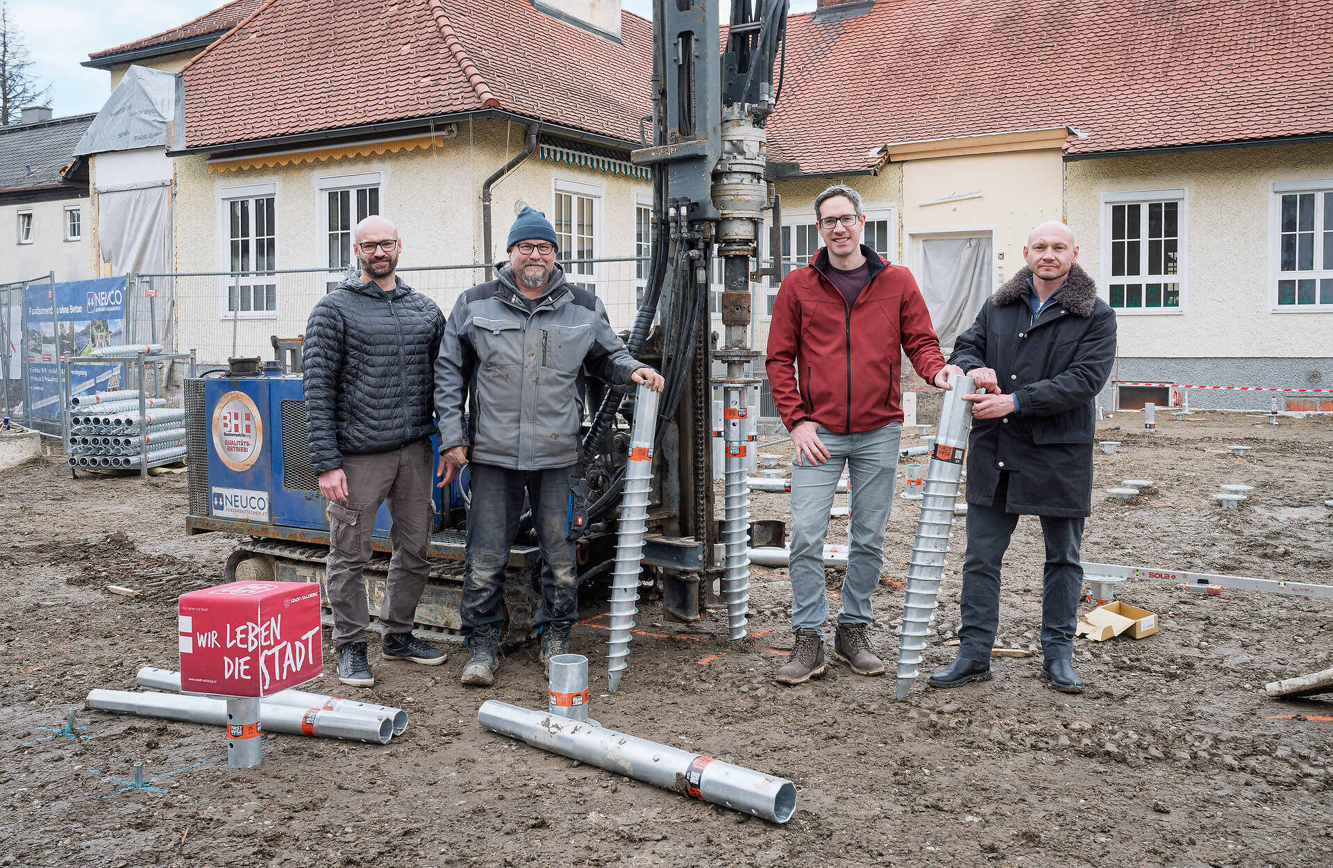 Insgesamt 240 Schraubfundamente werden in den Boden gesetzt.