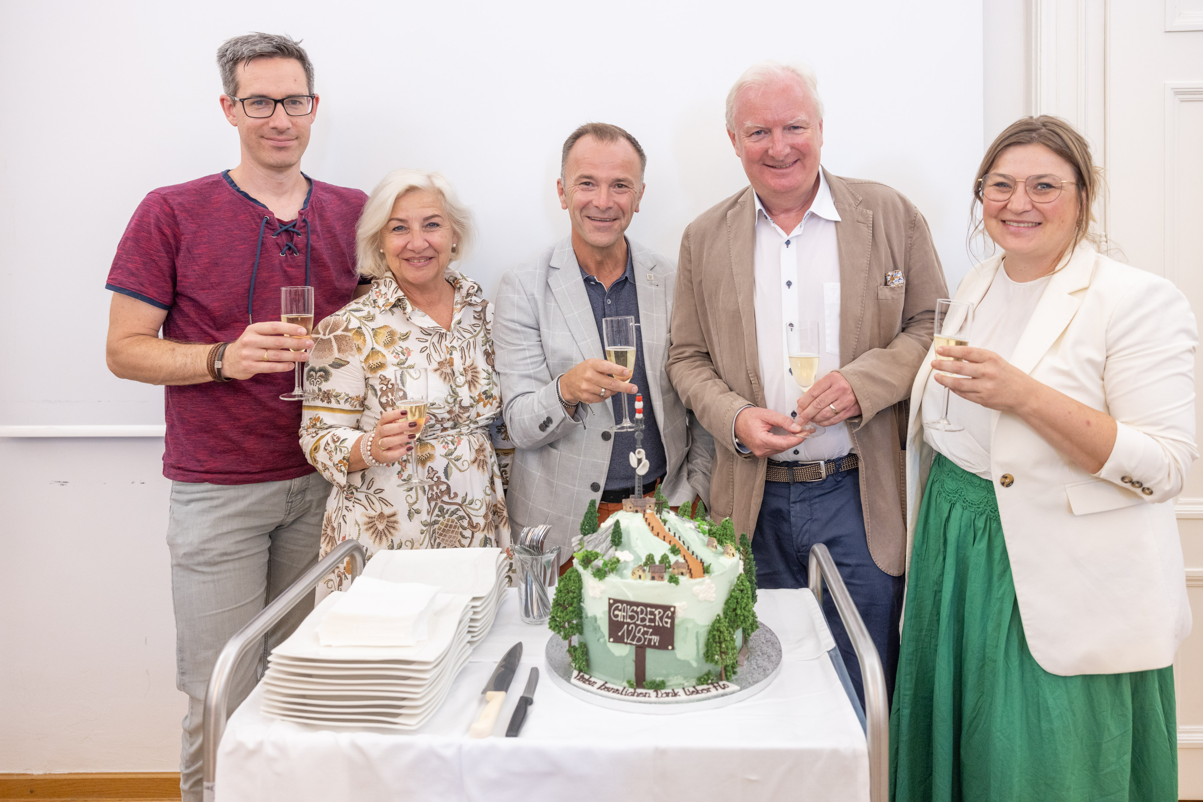 Alle fünf Stadtregierungsmitglieder mit Torte in Gaisberg-Form zur Verabschiedung von Florian Kreibich als Vizebürgermeister.