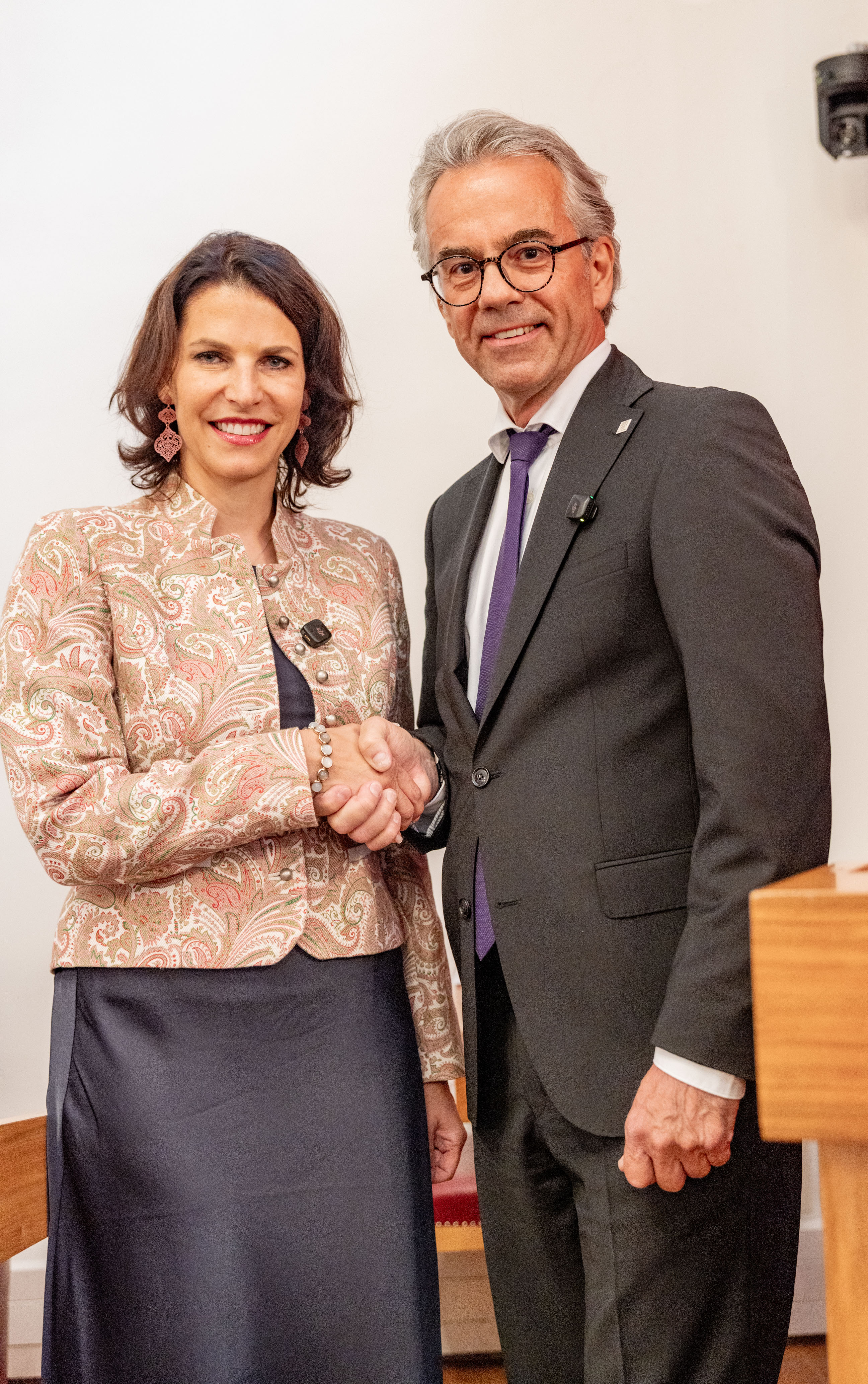 Edtstadler und Brandstätter bmit Shakehands