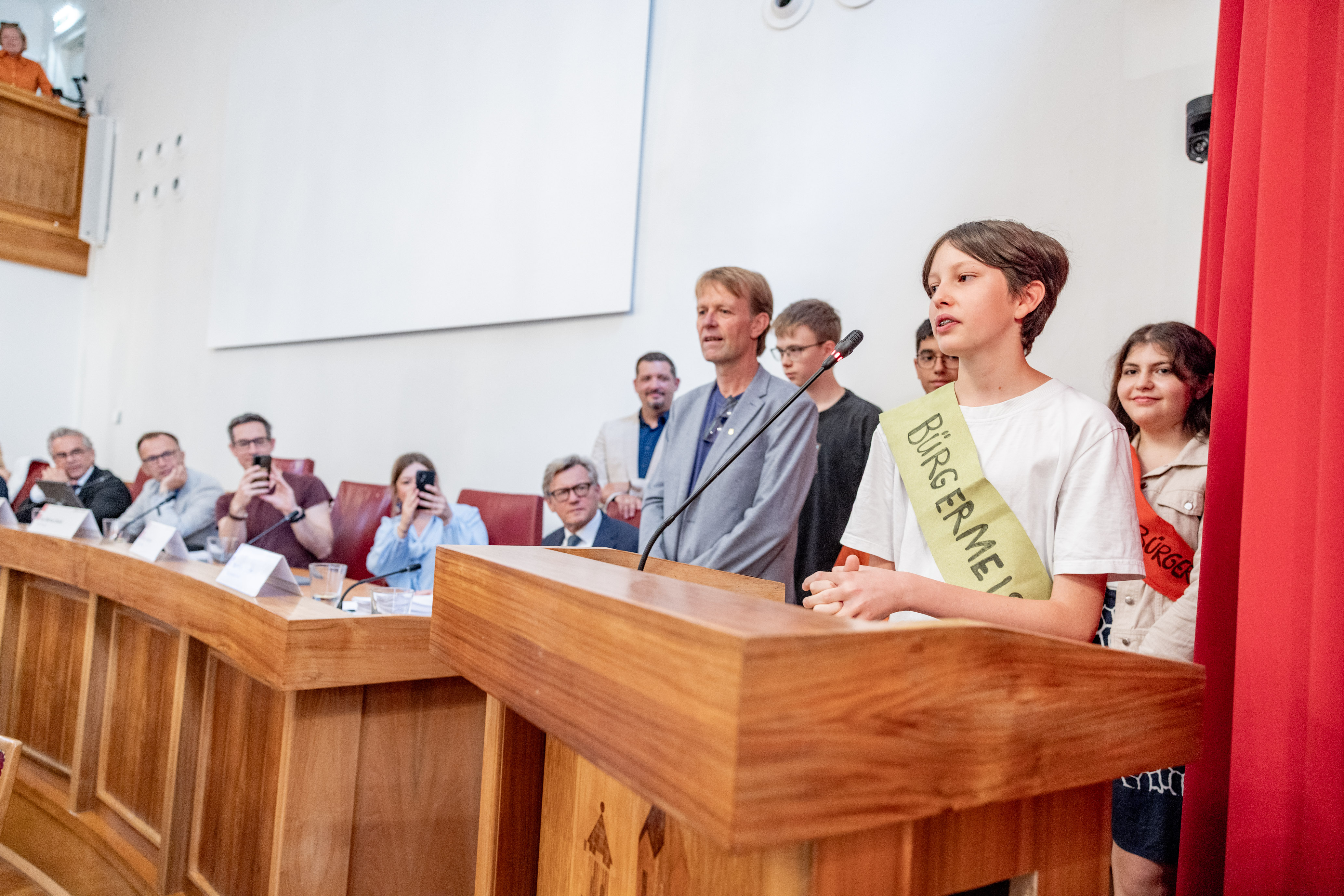 Mini-Salzburg Bürgermeister Valentin (13) am Rednerpult im echten Rathaus