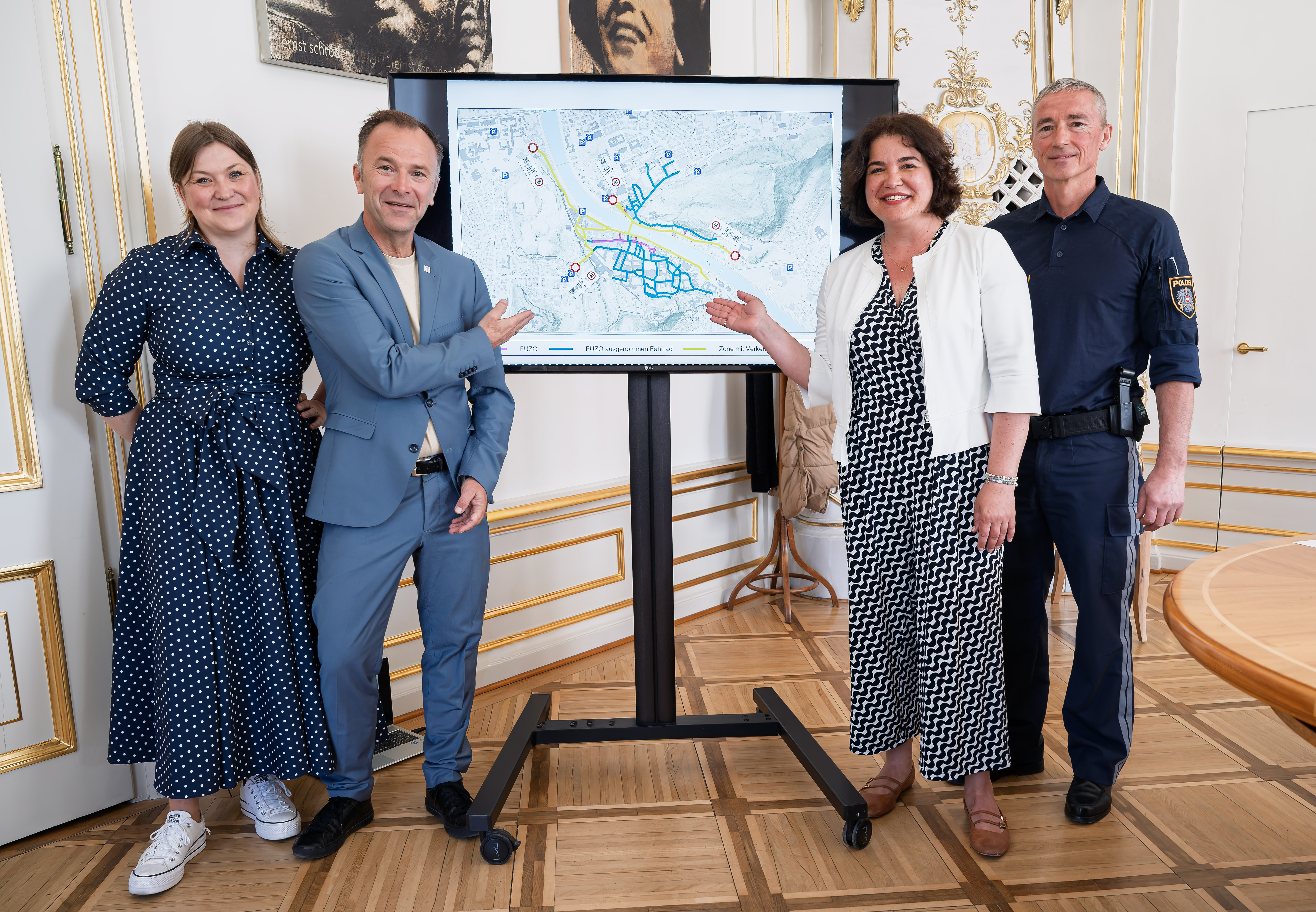 Von links: Verkehrsstadträtin Anna Schiester, Bürgermeister Bernhard Auinger, TSG-Geschäftsführerin Heidi Strobl und Polizei-Landesverkehrsabteilungsleiter Thomas Schwaiger vor Plan auf Bildschirm