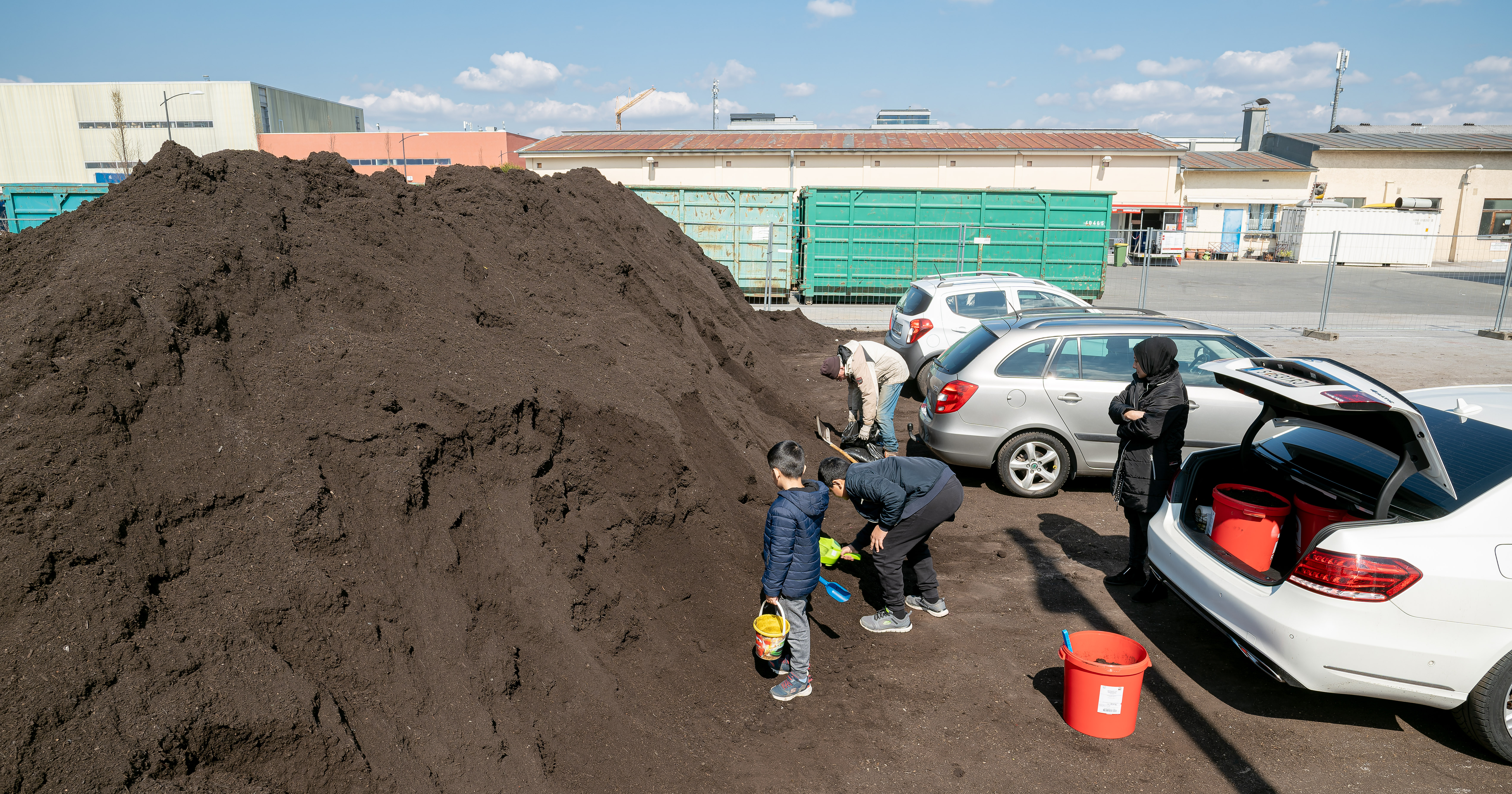 Gratis-Kompost am Recyclinghof - es wird wieder eifrig geschaufelt.