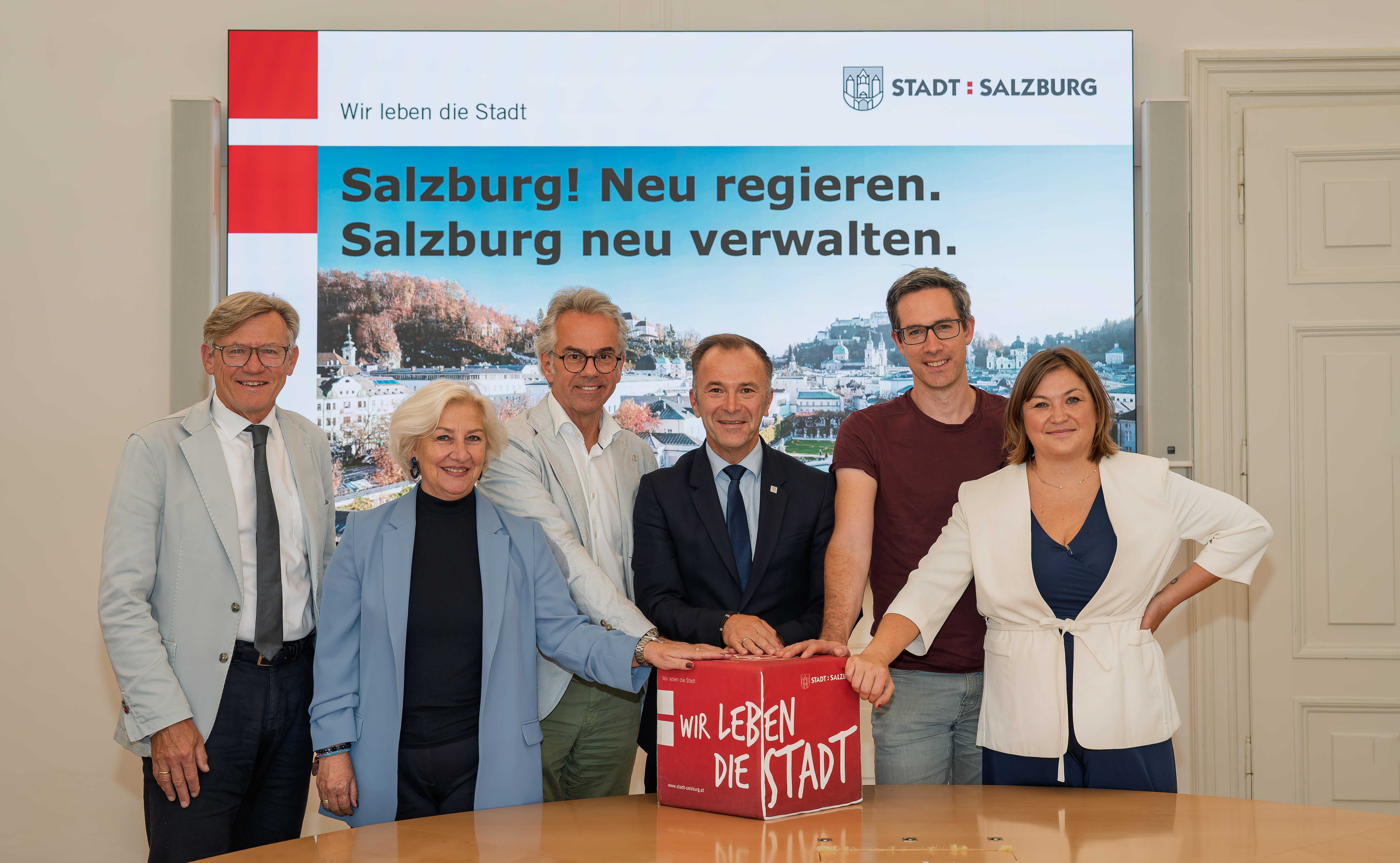 Gemeinsam schon viel weitergebracht: Vor LED-Wall: Magistratsdirektor Max Tischler, Stadträtin Andrea Brandner (SPÖ), Vizebürgermeister Christoph Brandstätter (ÖVP), Bürgermeister Bernhard Auinger (SPÖ), Vizebürgermeister Kay-Michael Dankl (KPÖ) und Stadträtin Anna Schiester (BL/GRÜNE)