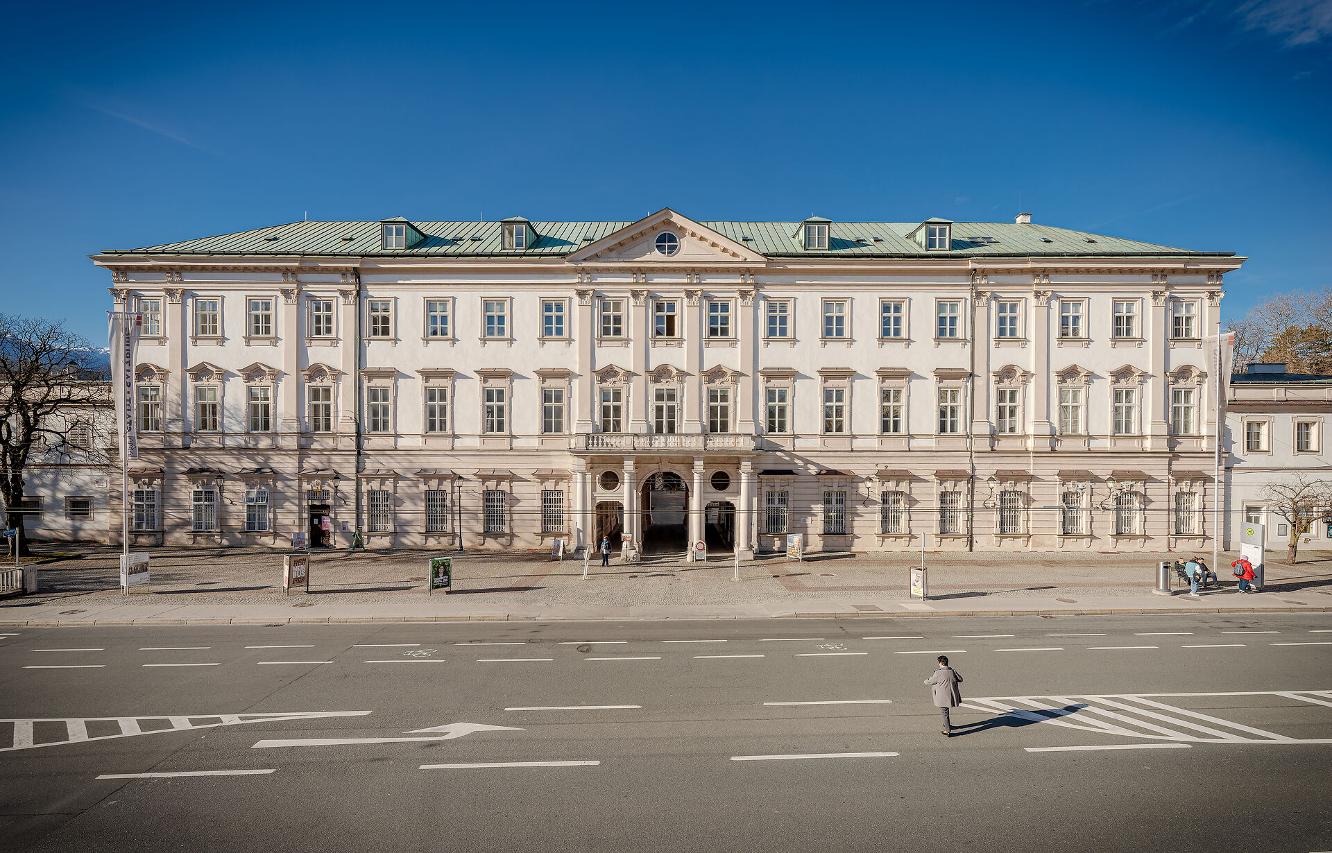 Schloss Mirabell erstrahlt hellweiß