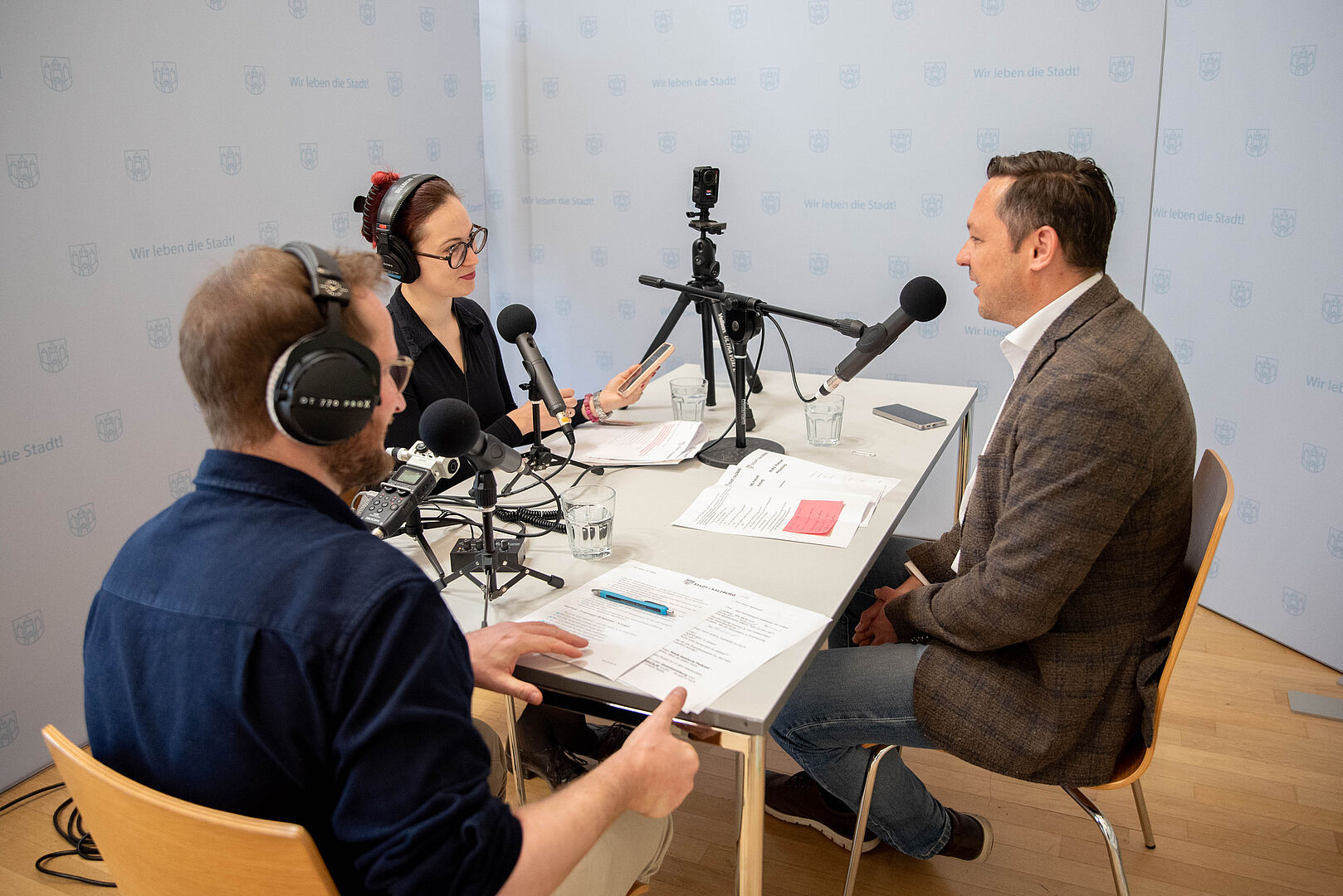 Einfach mal reinhören, zurücklehnen und mit uns auf Gedankenreise gehen (von links: Hendrik Stoltenberg, Laura Lapuch, beide Info-Z, Stefan Fuchs, Leiter Standesamt).