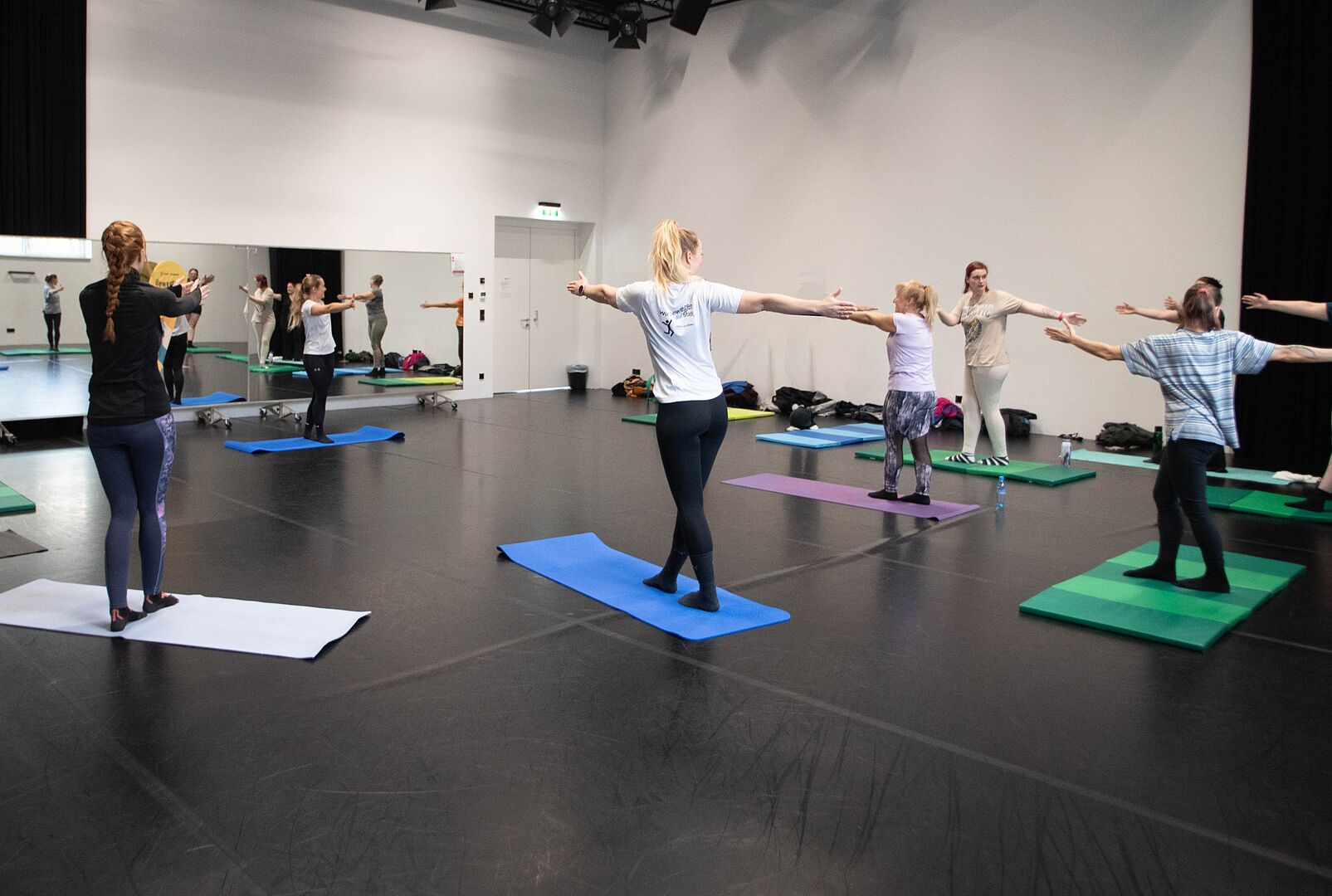 Frauen in einer Halle beim Gymnastik-Training.