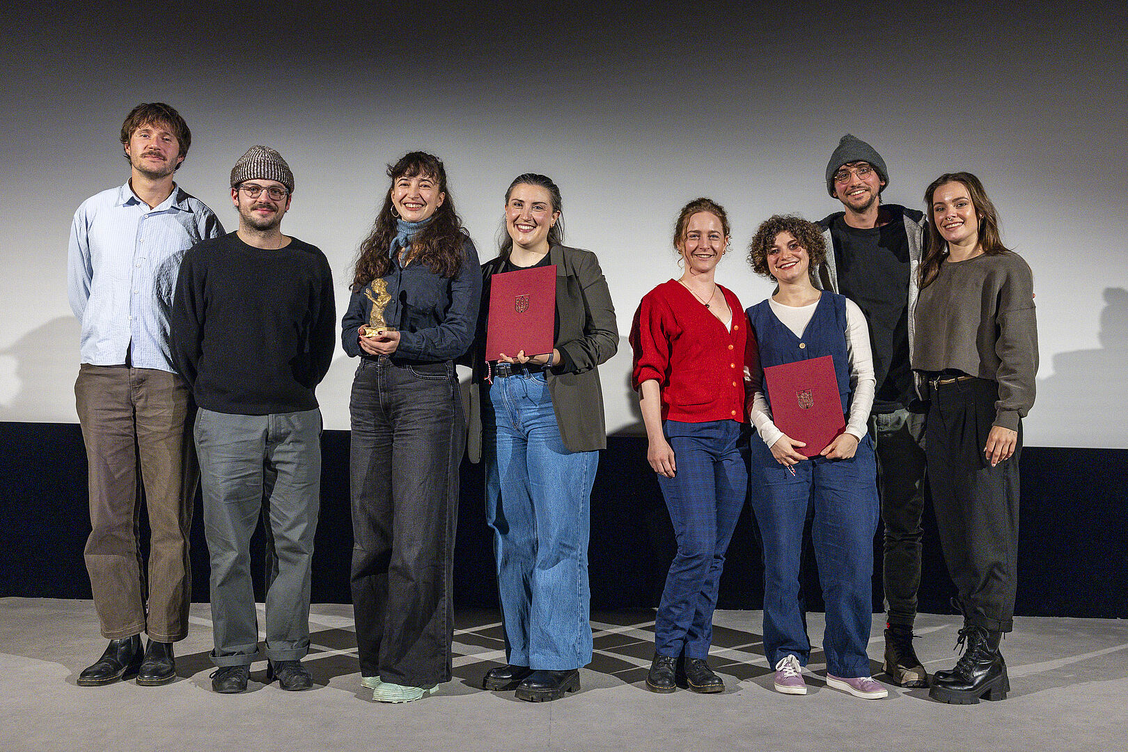 So sehen glückliche Gewinner*innen aus! (v.l.n.r.: Philipp Reiterer und Vincent Forstenlechner (2. Preis), Amina Rosa Krami und Valentina Gugg (1. Preis), Team für den Film Hecate (3. Preis)