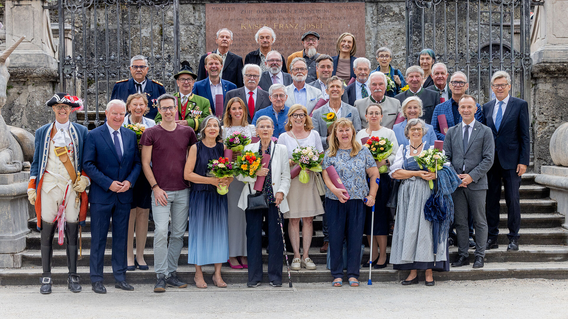 Gruppenfoto auf Stiege im Mirabellgarten: mit dem Bürgerbrief geehrte Persönlichkeiten