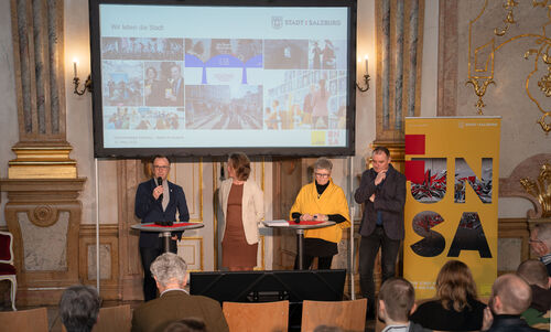 Bgm. Bernhard Auinger, Abteilungsvorständin Dagmar Aigner, Ursula Maier-Rabler (Initiative Salzburg 2024) und Günther Marchner (Projektbegleitung conSalis) präsentieren UNSA-Zwischenstand im Marmorsaal.